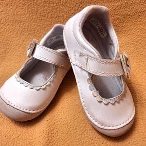 Stride Rite White Mary Jane’s w/ Irredicent Bow Size 6M Toddler